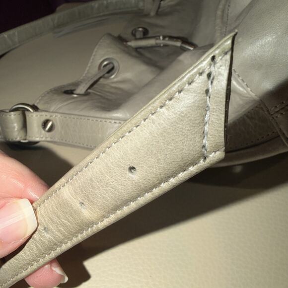 Hobo International Grey leather bucket crossbody bag with a drawstring closure - Picture 7 of 7